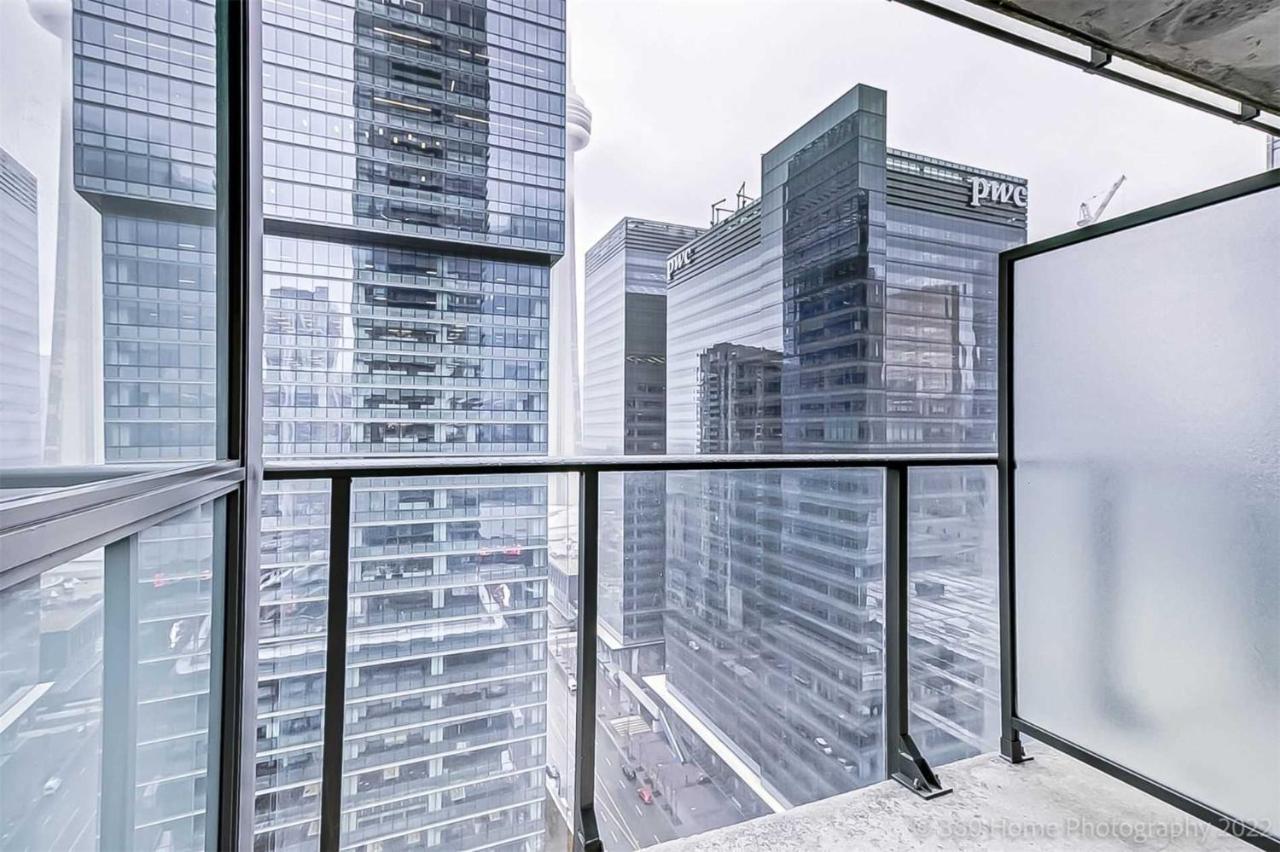 Prime Location - Stunning 2-Bdrm Condo Торонто Екстериор снимка