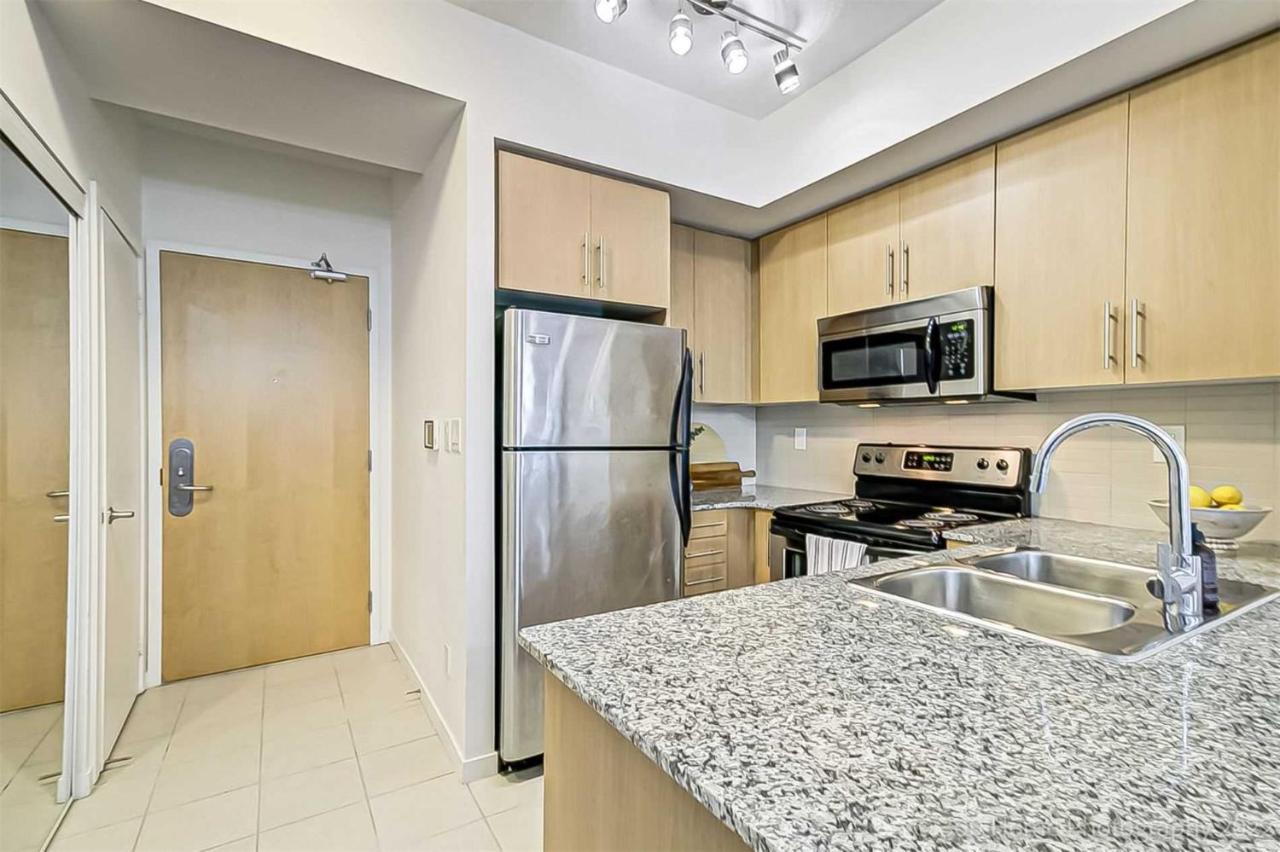 Prime Location - Stunning 2-Bdrm Condo Торонто Екстериор снимка