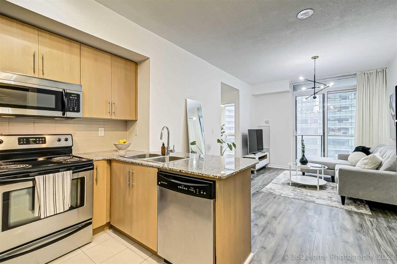 Prime Location - Stunning 2-Bdrm Condo Торонто Екстериор снимка