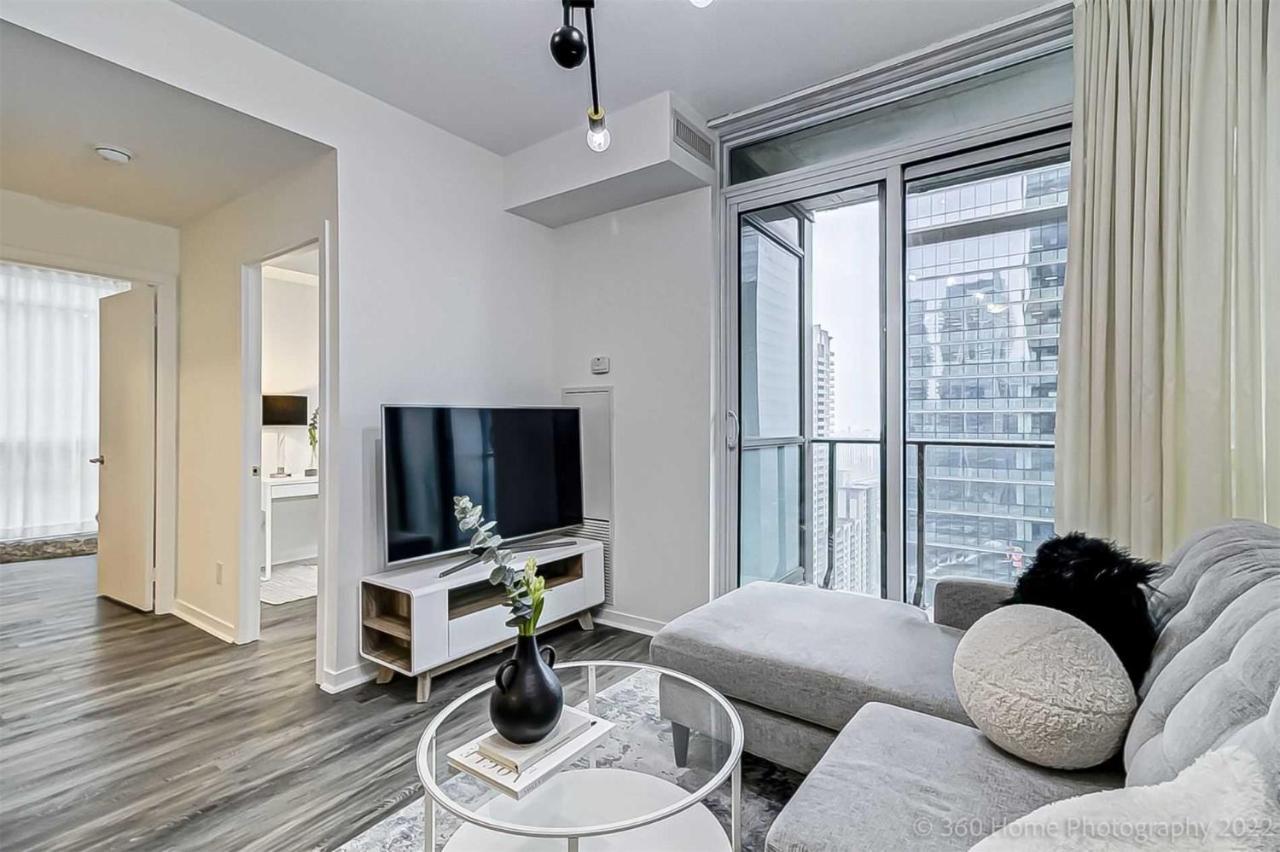Prime Location - Stunning 2-Bdrm Condo Торонто Екстериор снимка