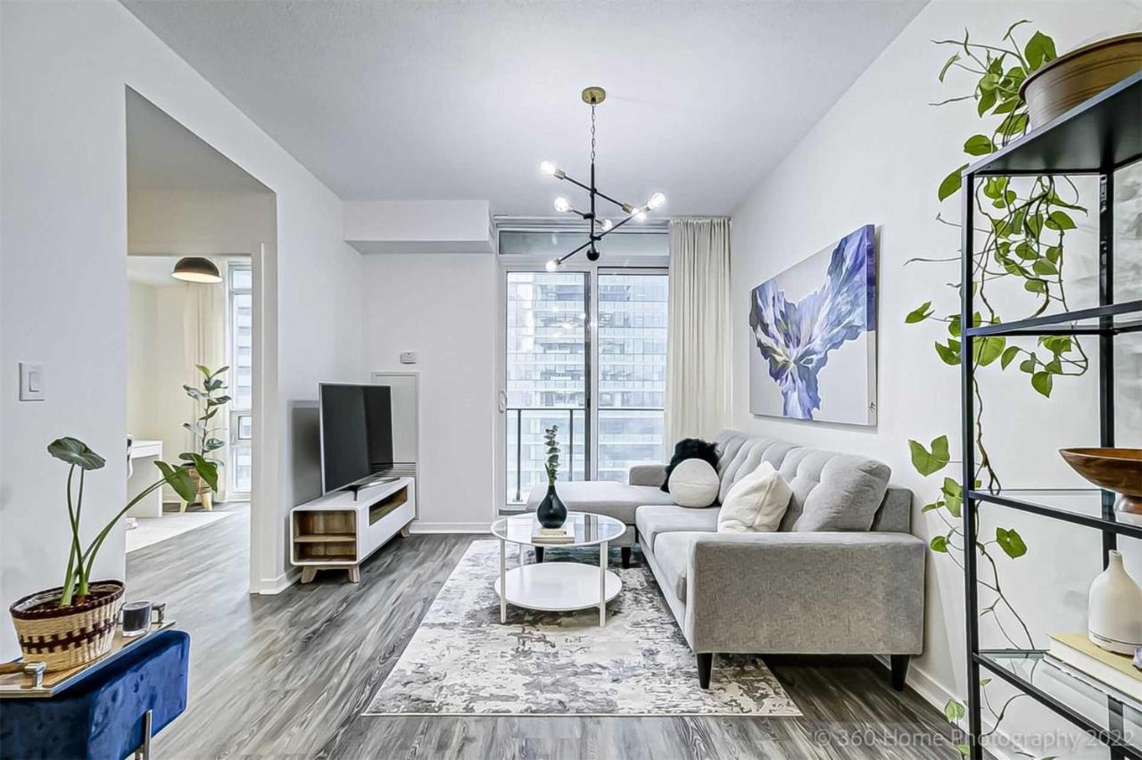 Prime Location - Stunning 2-Bdrm Condo Торонто Екстериор снимка