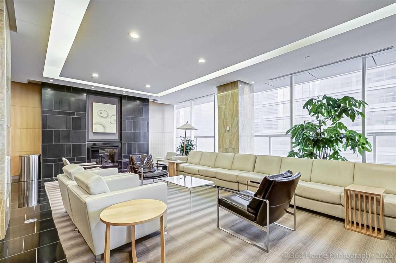 Prime Location - Stunning 2-Bdrm Condo Торонто Екстериор снимка
